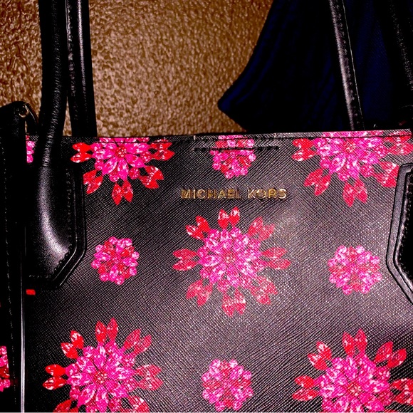 Micheal Kors purse - Picture 3 of 3